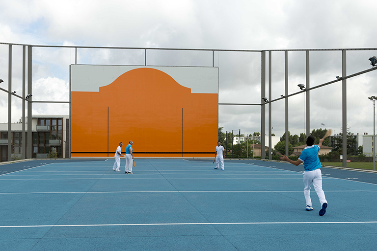 Une toiture transformée en terrain de pelote basque pour optimiser les activités sur une même surface
