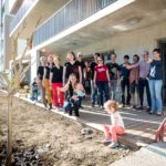 Seuil architecture offre un arbre aux habitants coopérateurs d'Abricoop.