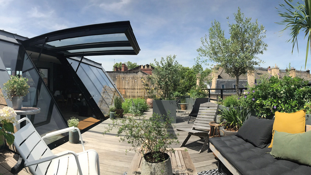 Seuil Architecture Reconstruire sur la ville Rénovation appartement sur les toits Porte basculante verrière