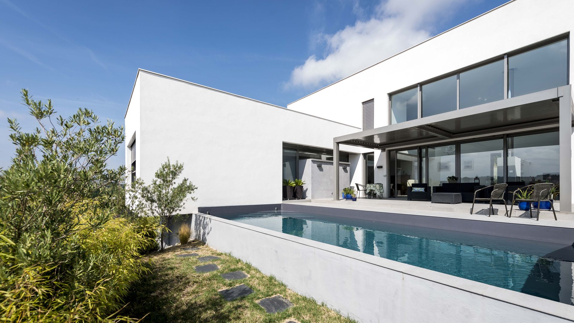 Seuil-architecture-maison-bioclimatique-Paulhac-31-Jardin-slid